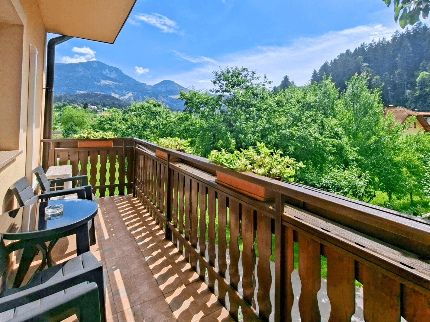 Počitek in uživanje v razgledih-Slika 3 Balkon z razgledom na naravo